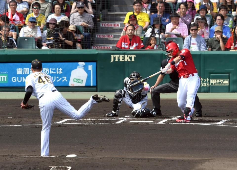 １回、鈴木は右中間に先制適時二塁打を放つ（投手・秋山、捕手・梅野）