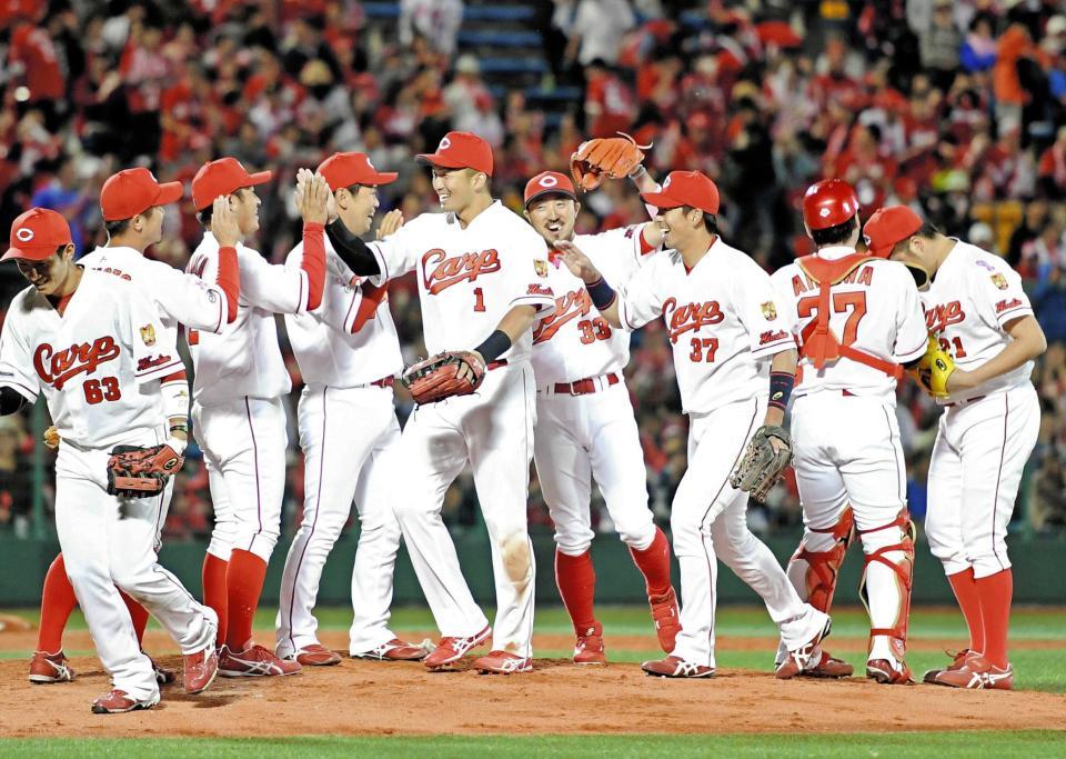 　８連勝で首位に立ち歓喜する菊池涼（中央）らカープナイン（撮影・飯室逸平）
