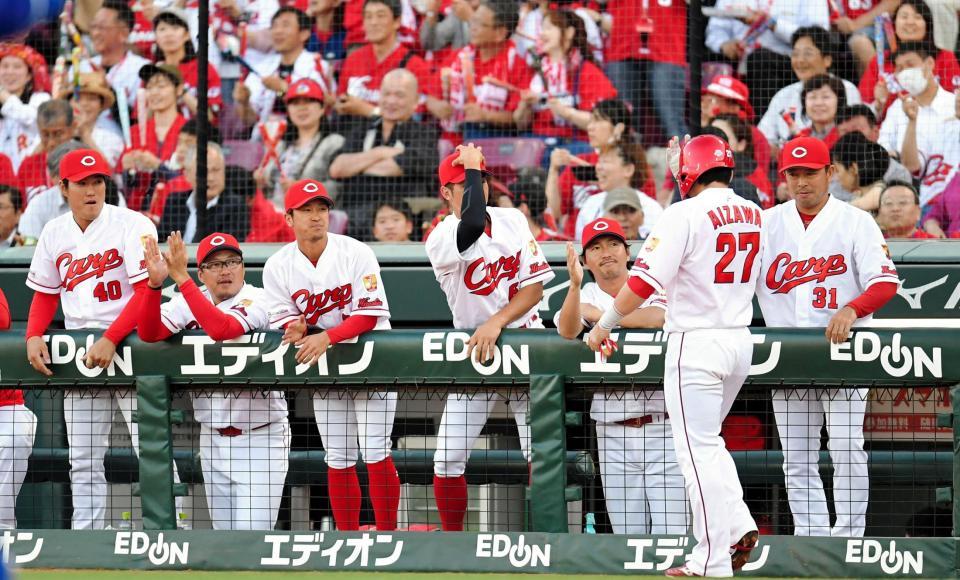 　２回、先制に沸くカープナイン＝マツダスタジアム（撮影・飯室逸平）