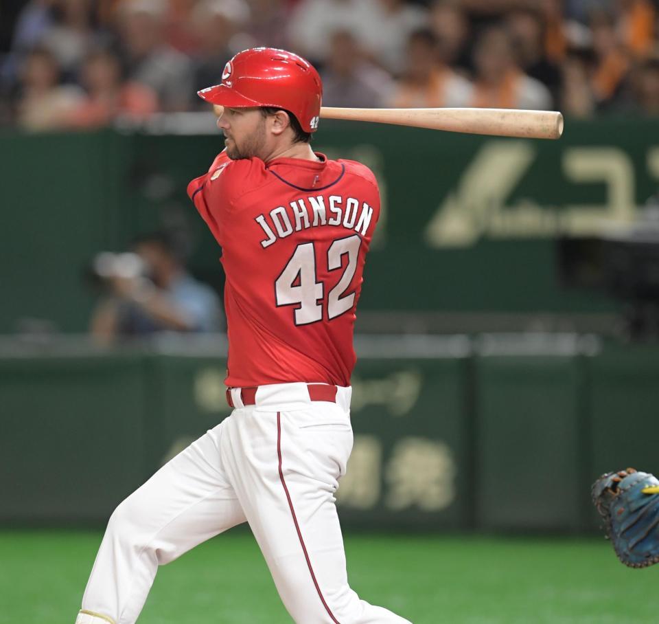 ４回、中前適時打を放つジョンソン＝東京ドーム（撮影・金田祐二）