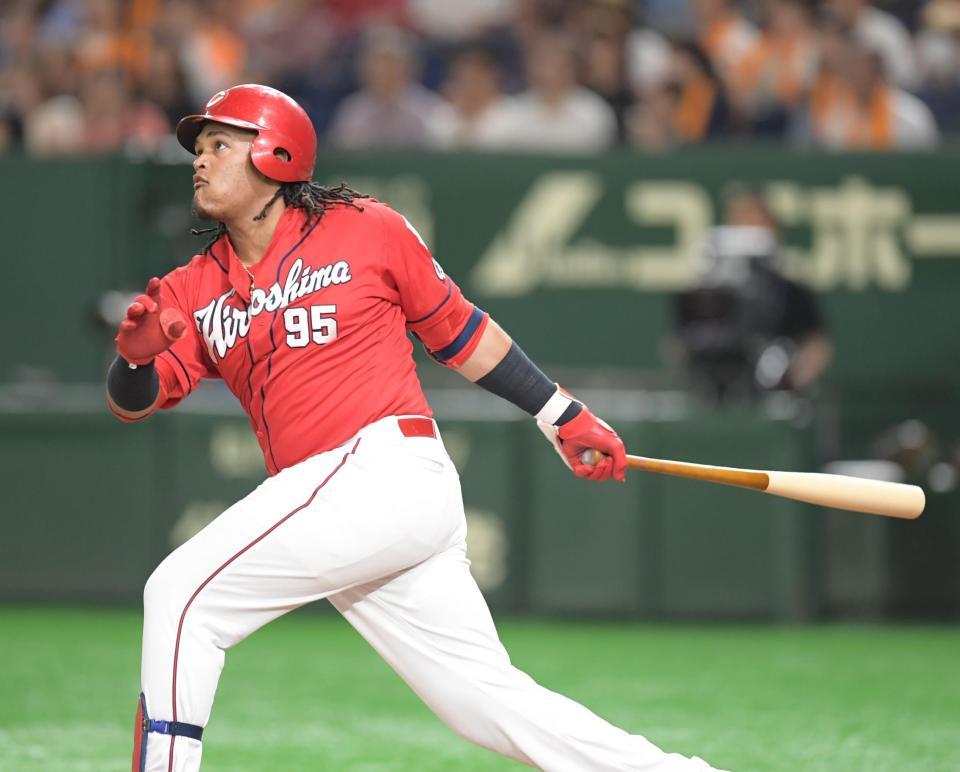 ８回、ソロを放つ広島・バティスタ＝東京ドーム（撮影・金田祐二）