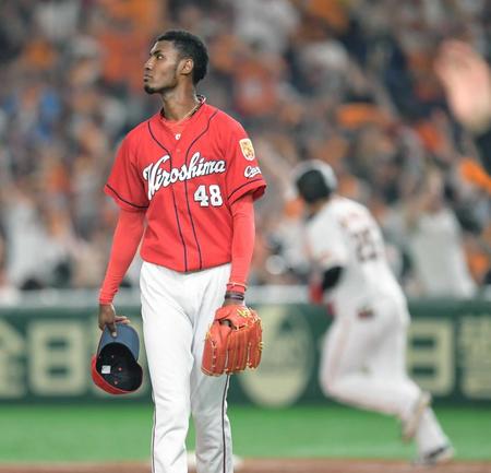 　１回、岡本（右奥）に３ランを浴び、がっくりのアドゥワ（撮影・金田祐二）