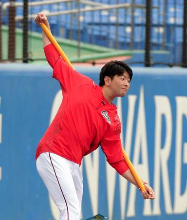 棒を使い、体を動かす広島・大瀬良大地＝神宮球場（撮影・中田匡峻）