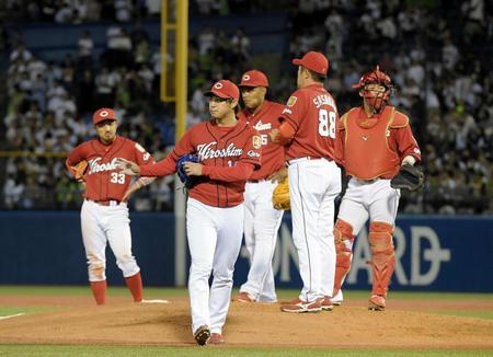 　４回途中、降板する野村（撮影・中田匡峻）