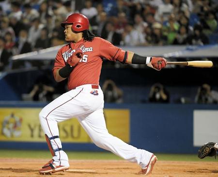 ４回、左前に適時打を放つ広島　サビエル・バティスタ＝神宮球場（撮影・中田匡峻）