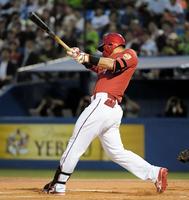 ３回広島１死一、三塁、勝ち越し適時打を放つ広島・鈴木誠也＝神宮球場（撮影・中田匡峻）