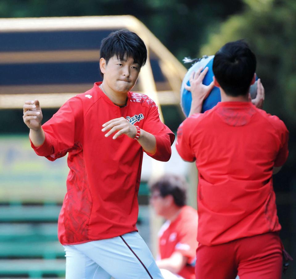 　ヤクルト戦に向けてボールを使ってトレーニングする大瀬良（撮影・堀内翔）  