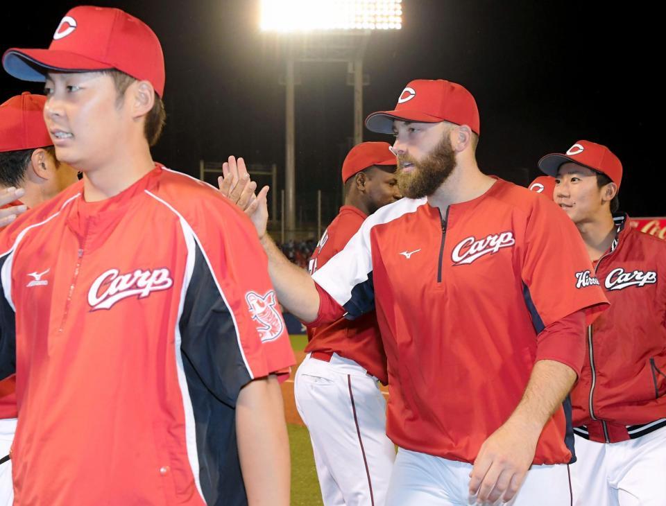 ２イニングを無失点に抑え、ナインとタッチを交わすレグナルト（中央）＝撮影・中田匡峻