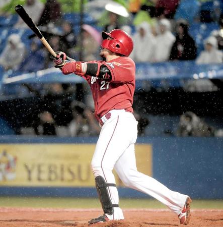 ８回、ソロを放つ広島・会沢