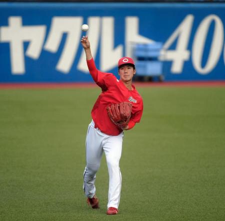キャッチボールをする広島・山口翔＝神宮球場（撮影・中田匡峻）
