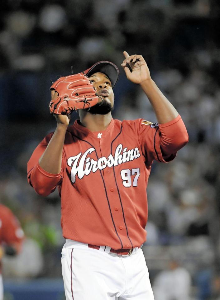 ８回、ヤクルト・村上宗隆を空振り三振に斬り、ポーズを決める広島　ヘロニモ・フランスア＝神宮球場（撮影・中田匡峻）