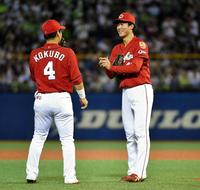 ７回、ノーヒットノーランがなくなり、広島・小窪哲也の激励に笑顔を見せる広島・山口翔（右）＝神宮（撮影・出月俊成）