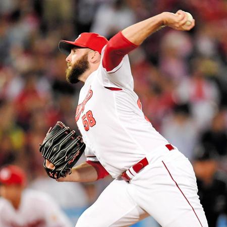 　延長１１回、好リリーフを見せる広島　カイル・レグナルト