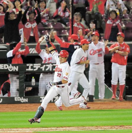 　延長１１回、サヨナラ打を放ちガッツポーズで駆け出す広島・野間峻祥