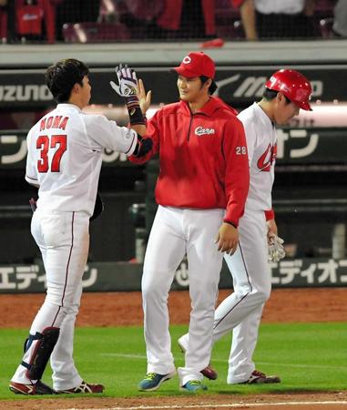 サヨナラ打の野間（左）とタッチを交わす床田（撮影・高部洋祐）　