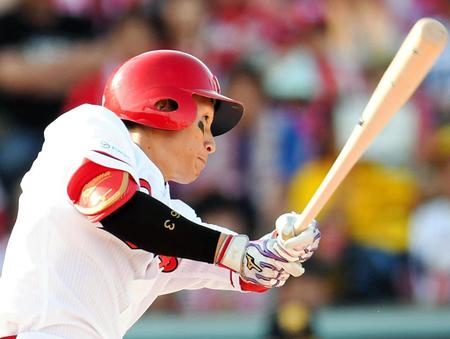 ７回、２４試合連続安打となるタイムリー二塁打を放つ西川