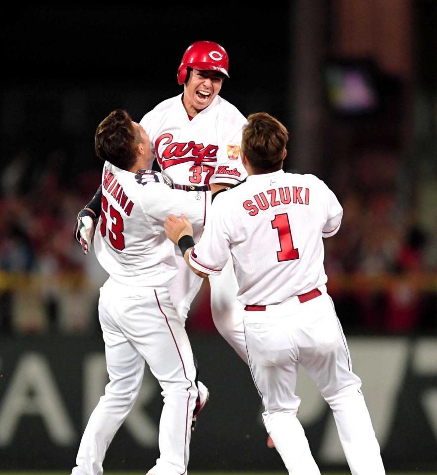 　サヨナラ打を放ち跳び上がって喜ぶ野間（撮影・飯室逸平）　