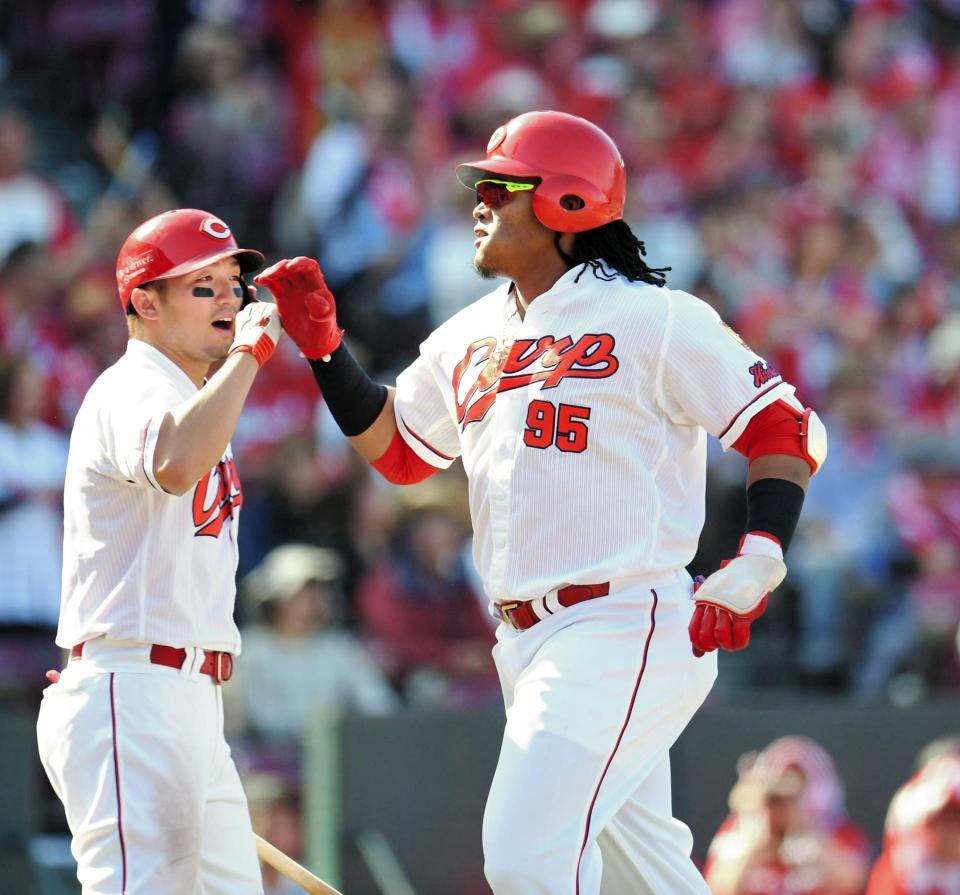 ６回、ソロを放ち鈴木とタッチを交わすバティスタ