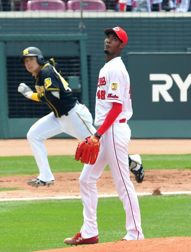 ２回阪神無死、阪神・梅野隆太郎（左）に先制ソロを浴びる広島・アドゥワ誠＝マツダスタジアム（撮影・高部洋祐）