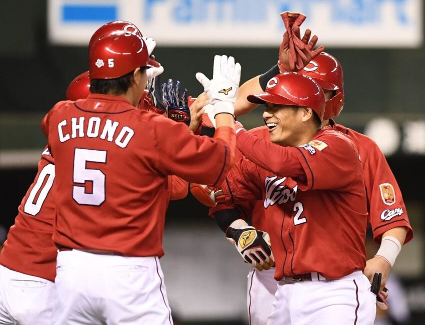 ８回、右越え満塁弾を放ち長野らナインに祝福される広島・田中広輔（右）＝メットライフドーム（撮影・園田高夫）