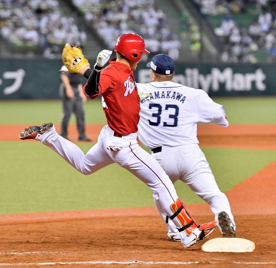 　９回、懸命に一塁を駆け抜け、内野安打にする西川（撮影・園田高夫）