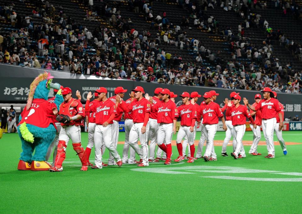 引き分けに持ち込み、タッチを交わすカープナイン