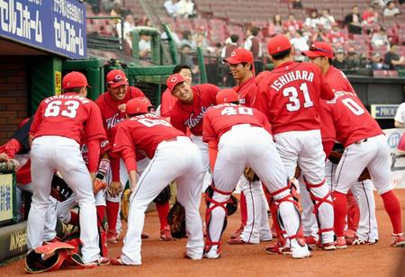 試合前に円陣を組む広島ナイン＝楽天生命パーク（撮影・棚橋慶太）