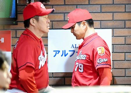 選手交代を告げベンチへ下がる広島・緒方孝市監督（左は佐々岡投手コーチ）＝楽天生命パーク（撮影・棚橋慶太）