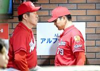 選手交代を告げベンチへ下がる広島・緒方孝市監督（左は佐々岡投手コーチ）＝楽天生命パーク（撮影・棚橋慶太）