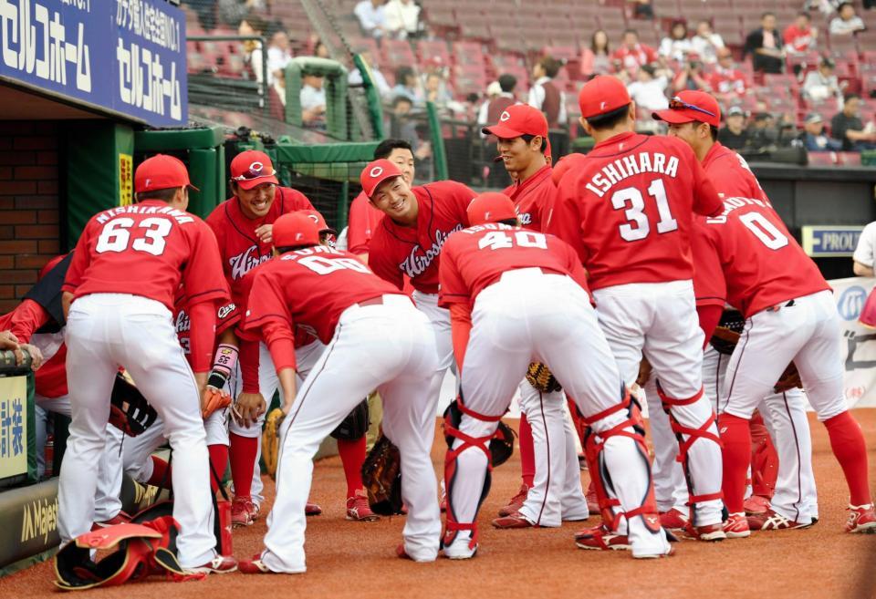 試合前に円陣を組む広島ナイン＝楽天生命パーク（撮影・棚橋慶太）