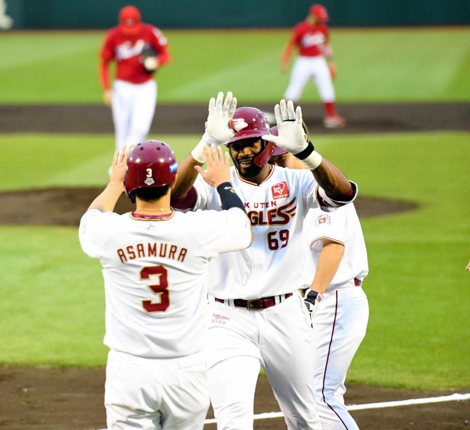 １回、３ランを放ち浅村栄斗（手前左）とハイタッチを交わす楽天・ブラッシュ＝楽天生命パーク（撮影・棚橋慶太）