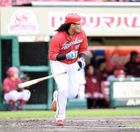 ２回、適時二塁打を放つ広島・バティスタ＝楽天生命パーク（撮影・棚橋慶太）