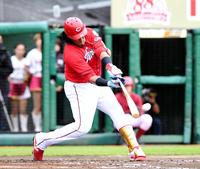 ６回、適時二塁打を放つ広島・バティスタ＝楽天生命パーク（撮影・棚橋慶太）