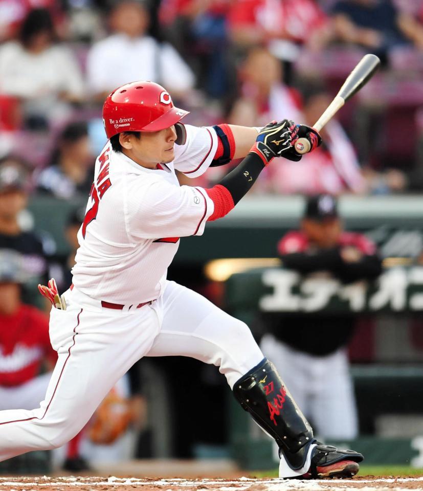 　２回、左越えにソロを放つ広島・会沢翼