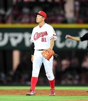 ９回、悪送球で大城の出塁を許し、顔をしかめる広島・小園海斗＝マツダスタジアム（撮影・飯室逸平）