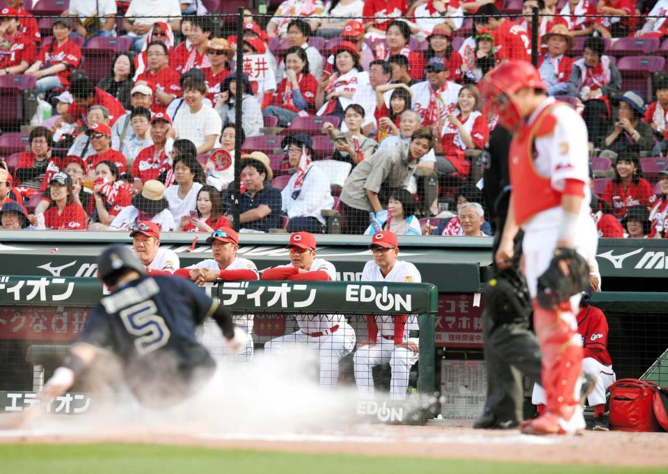 　延長１０回、オリックスの猛攻をベンチから見つめる緒方監督（右から２人目）ら首脳陣（撮影・飯室逸平）