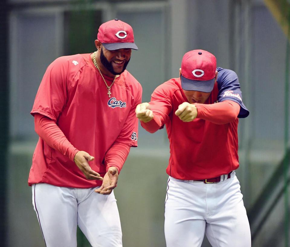 磯村（右）とふざけるメヒア（撮影・西岡正）