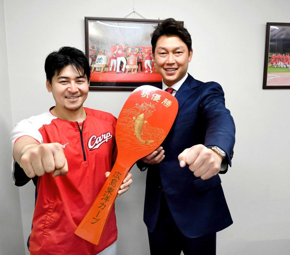 　４連覇＆日本一を誓い笑顔でポーズを決める会沢（左）と本紙評論家・新井氏（撮影・飯室逸平）