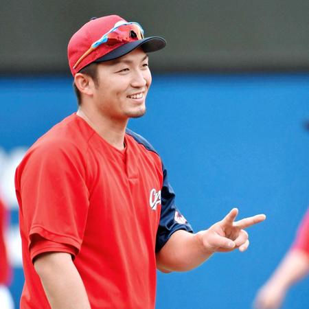 　練習中、笑顔を見せる鈴木（撮影・西岡正）