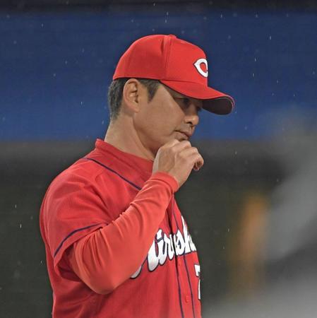 渋い表情の広島・緒方孝市監督＝横浜スタジアム（撮影・金田祐二）