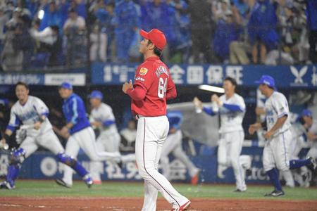　宮崎にサヨナラ打を浴びがっくりの中村恭（撮影・金田祐二）