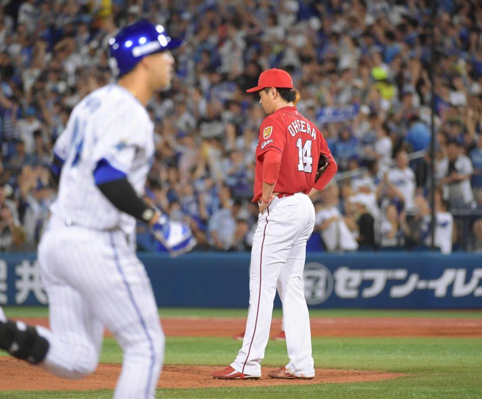 　５回、ソト（左）に勝ち越し３ランを浴び、肩を落とす大瀬良（撮影・金田祐二）