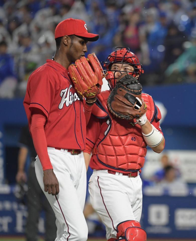 ＤｅＮＡ打線を７回１失点に抑えた広島・アドゥワ誠と広島・磯村嘉孝＝横浜スタジアム（撮影・金田祐二）