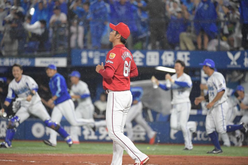 　宮崎にサヨナラ打を浴びがっくりの中村恭（撮影・金田祐二）