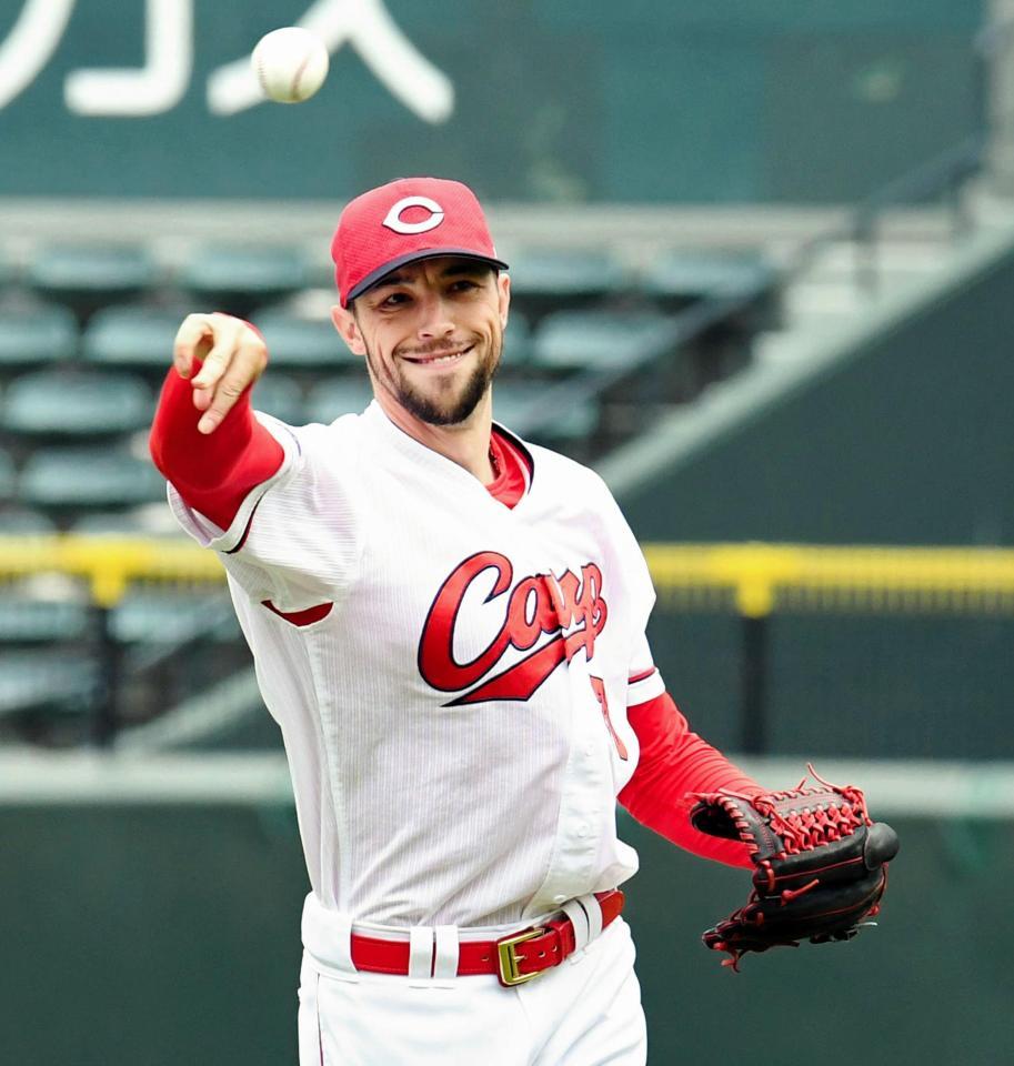 　キャッチボールをするローレンス（撮影・飯室逸平）