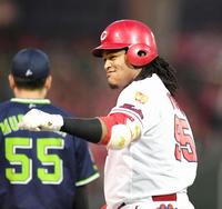 　４回、同点タイムリーを放ち塁上で笑顔のバティスタ（撮影・飯室逸平）