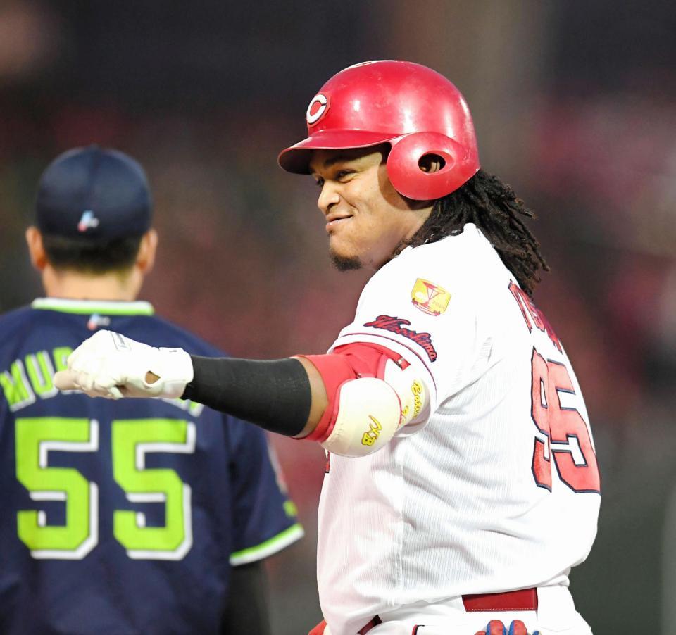 　４回、同点タイムリーを放ち塁上で笑顔のバティスタ（撮影・飯室逸平）