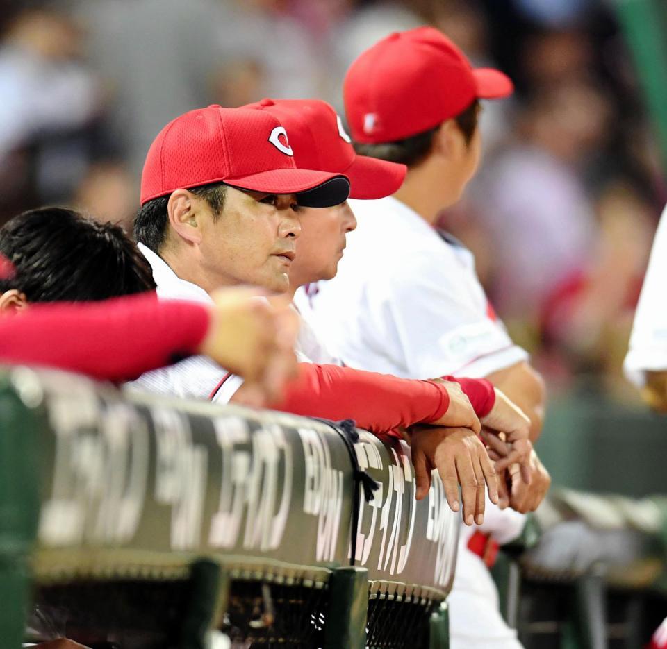 　厳しい表情で戦況を見つめる緒方監督（撮影・飯室逸平）