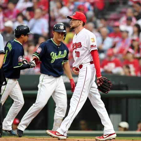 １回、ヤクルトに先制を許すローレンス