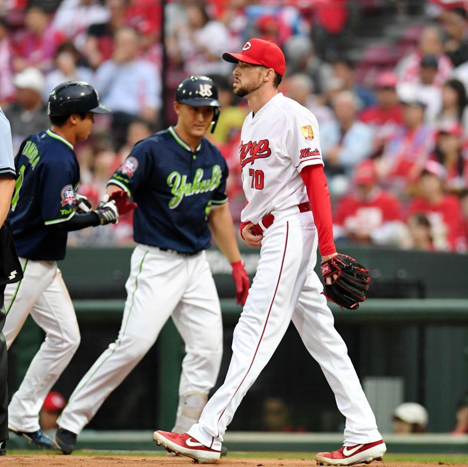 １回、ヤクルトに先制を許すローレンス